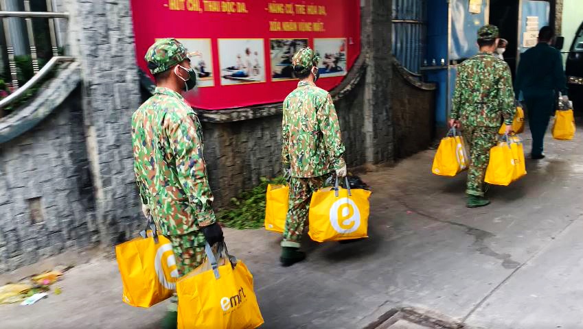 Quân đội trao nhu yếu phẩm, túi an sinh cho các nhiều hộ khó khăn trong ngày 23.8